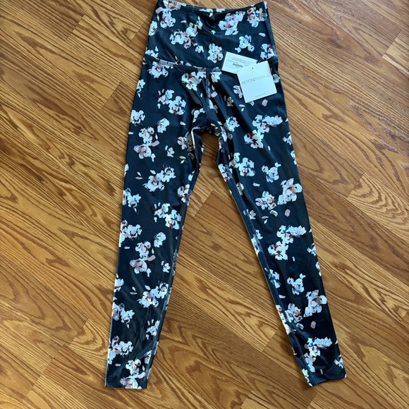 Beyond Yoga High Waisted Midi Legging XSmall Floral Navy NWT - Picture 1 of 10